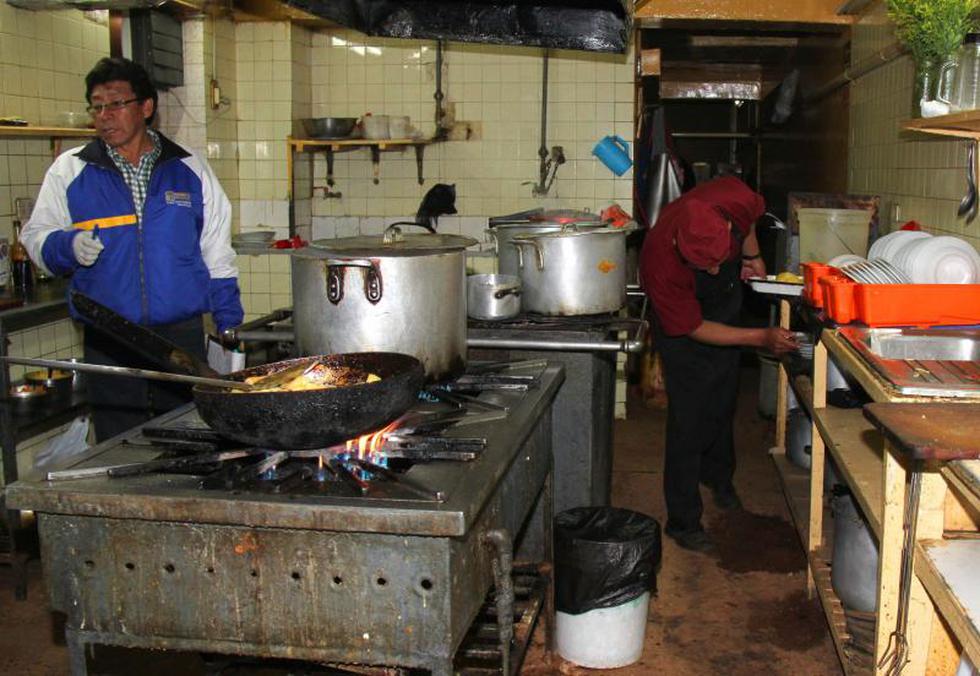 Excremento de roedor y cucarachas en restaurante (Fotos)