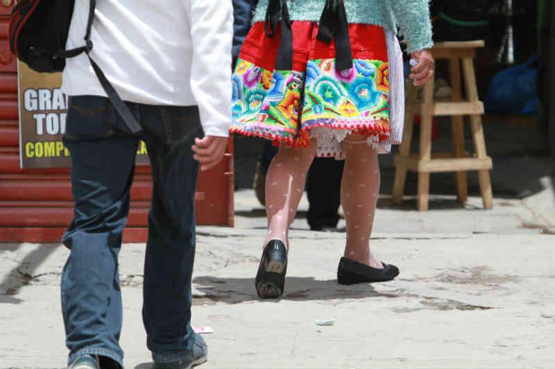 Meretrices ofrecen sus servicios vistiendo polleras