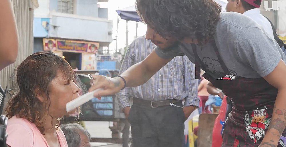 ​El increíble gesto de barberos y estilistas con personas que viven en la calle (VIDEO)