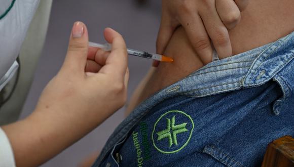 Las autoridades analizan ampliar un horario nocturno de vacunación para que los padres que trabajan puedan acompañar a sus hijos. (Foto: AIZAR RALDES / AFP)