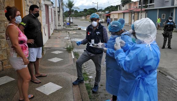 Varias personas desconocen el paradero de sus familiares fallecidos por el coronavirus. (Foto: AFP/José Sánchez Lindao)