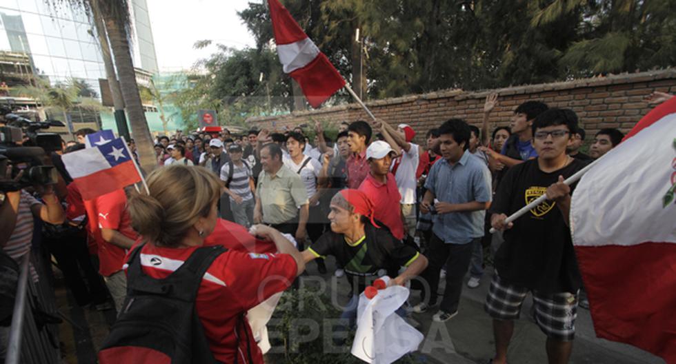 Perú vs Chile: Peruanos arrebatan bandera a hincha ...