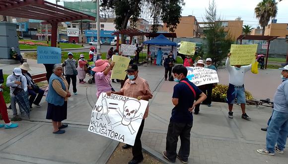 Con arengas y carteles llegaron expresaron su oposición a la vacuna a un lado del puesto de vacunación instalado en la avenida Leguía. (Foto: Adrian Apaza)