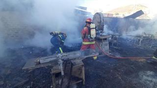 Puno: incendio arrasa varios talleres de carpinterías en Salcedo