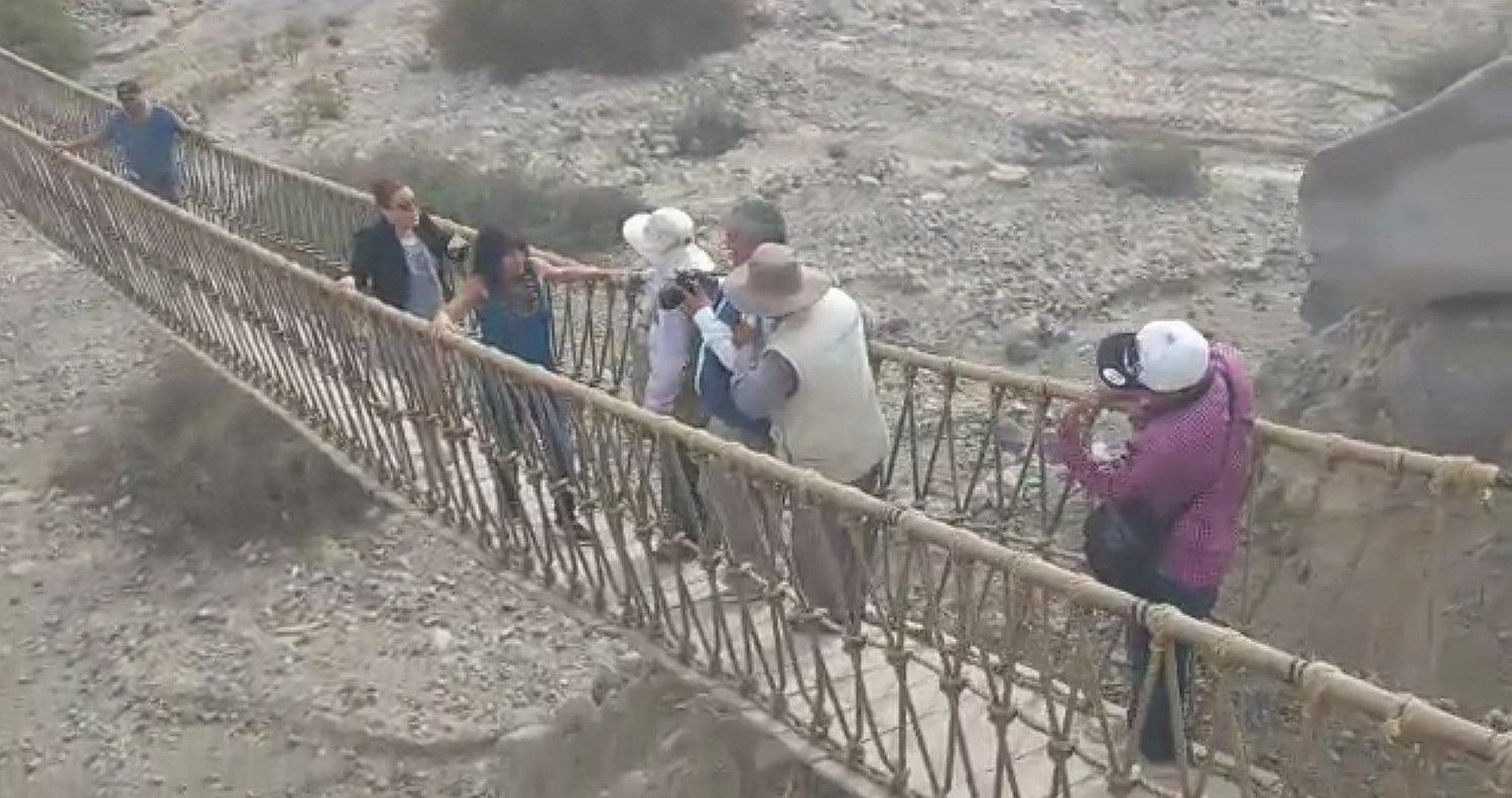 (Vídeo) Fotógrafos se pelean en puente colgante de Miculla