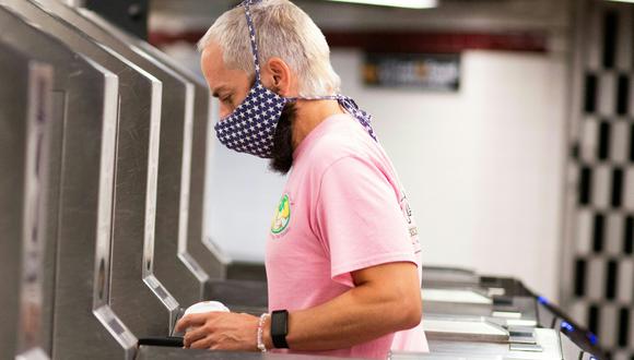 En esta foto, un hombre usa una máscara facial cuando llega a una estación de metro en Nueva York. (Foto: Kena Betancur / AFP)