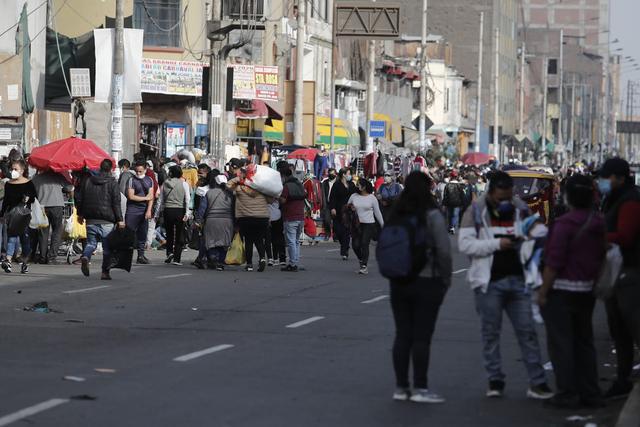 Comerciantes informales tomaron las calles aledañas al emporio comercial de Gamarra. (Foto: GEC)