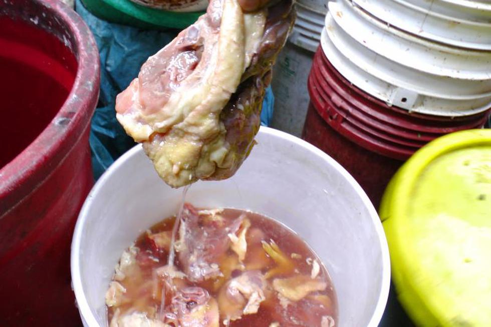 En mercado remojan pollos malogrados en lejía (FOTOS)