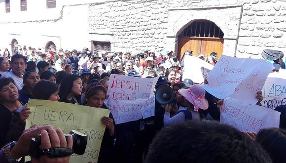 Estudiantes y padres de Mercedes marchan por retorno de directora Nelly García 