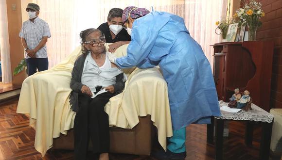 Clara Rivadeneira Morales, de 105 años, recibiendo la vacuna contra la COVID-19. | Foto: Cortesía