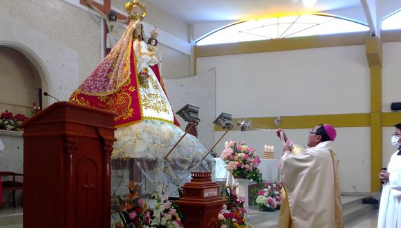 Con cientos de asistentes monseñor Marco Cortez Lara ofició misa en festividad de la Virgencita de Chapi. (Foto: Adrian Apaza)