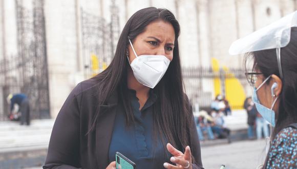 Laura López viajó a Lima el 10 de marzo para observar el procedimiento de verificación de firmas. (Foto: Correo)