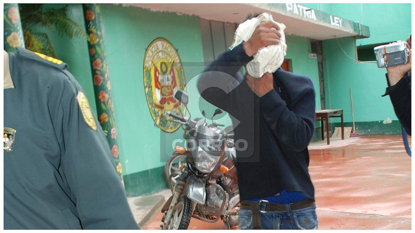 ​Pobladores castigan a joven por ser infiel y policías lo rescatan