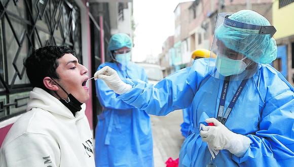 El jefe del Instituto Nacional de Salud (INS), Víctor Suárez, insta a la población a descartar si tienen coronavirus en caso presenten fiebre, tos o dolor de garganta.