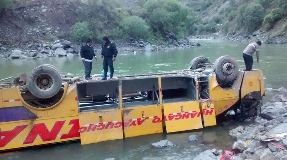 Pasajeros se salvan de milagro luego de la caída de bus interprovincial al río Mantaro 