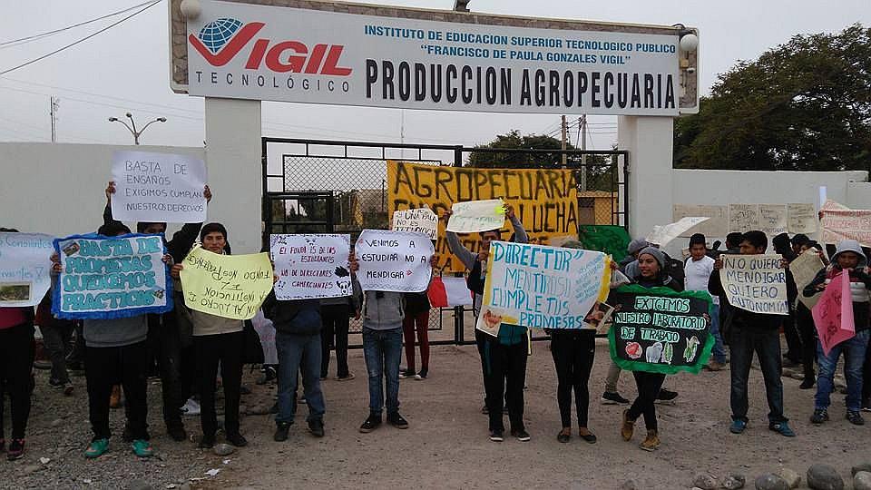 ​Estudiantes de IST Vigil con plantón piden Fundo en Calana