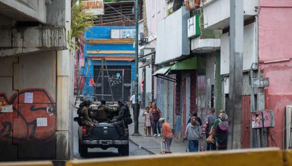 Funcionarios de las Fuerzas de Acciones Especiales (FAES) de la Policía Nacional Bolivariana patrullan los accesos del barrio Cota 905 este viernes, en Caracas (Venezuela). (EFE/RAYNER PEÑA R.).
