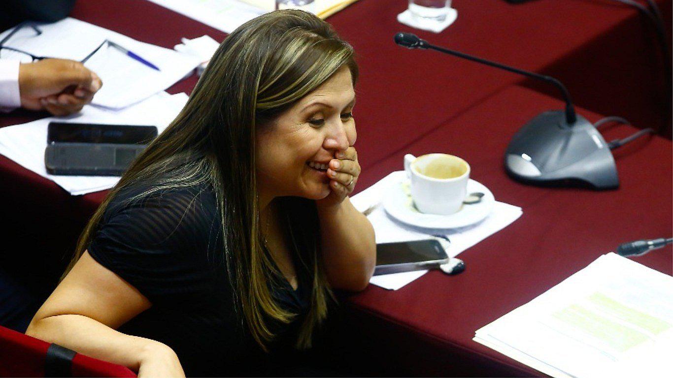Yeni Vilcatoma se ríe de allanamiento a casa de Luis Castañeda: "Mil años después"