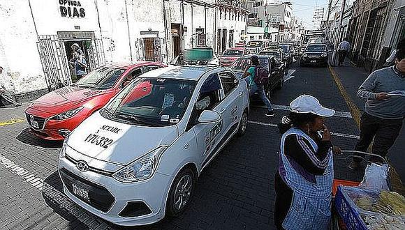 Taxistas informales insisten con exigir permiso Setare