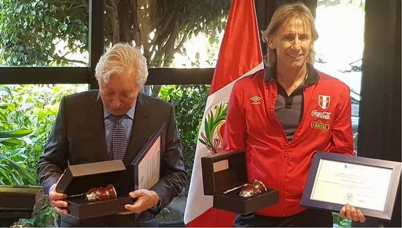 Ricardo Gareca y Osvaldo Cattone fueron distinguidos en la Embajada de Argentina en Perú