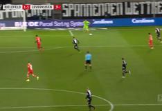 La increíble falla de portero de Leverkusen que acabó en autogol (VIDEO)