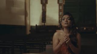 Cielo Torres besa a chico reality en su nuevo videoclip “Nunca es suficiente” (VIDEO)