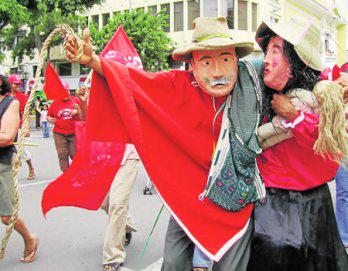 Castillos y bailes en carnaval de Bernal