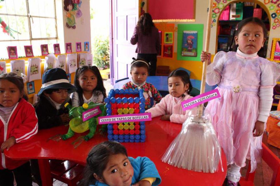 Niños fabrican sus propios juguetes con material reciclable (FOTOS)