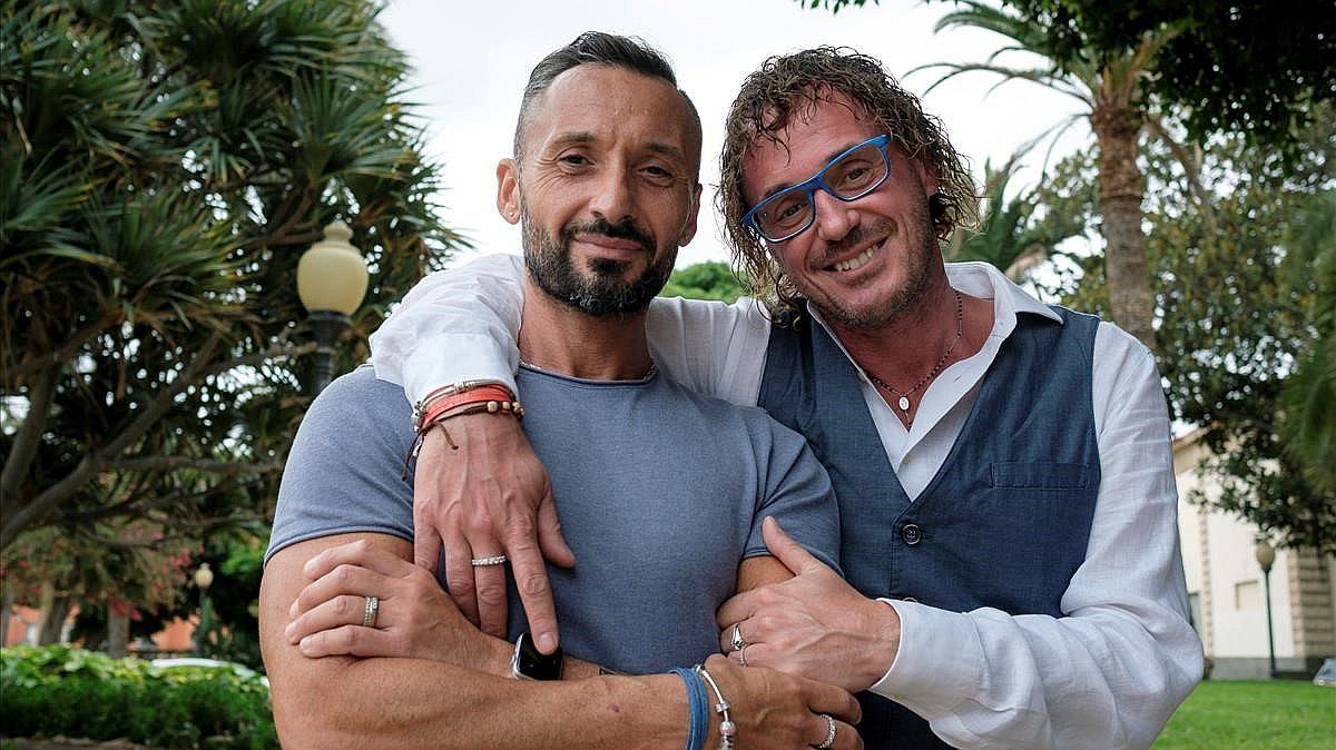 Sacerdote renuncia a los hábitos para casarse con su novio (VIDEO)