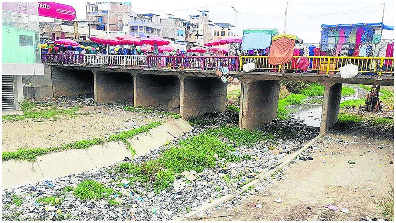 Aguas residuales y basura invaden el canal internacional  