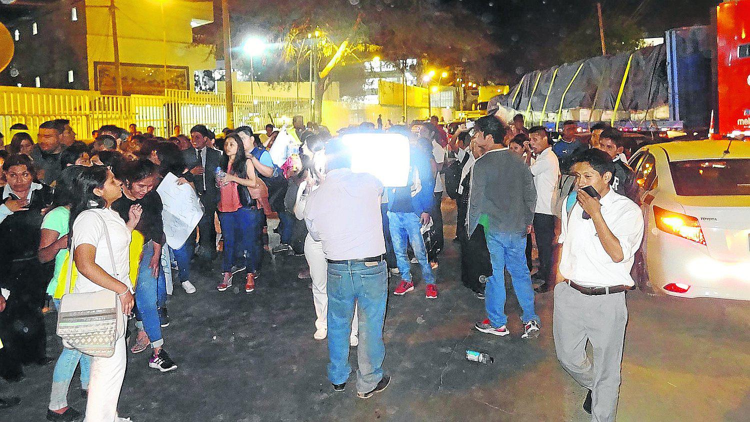 Universitarios Protestan por aumento para obtener título