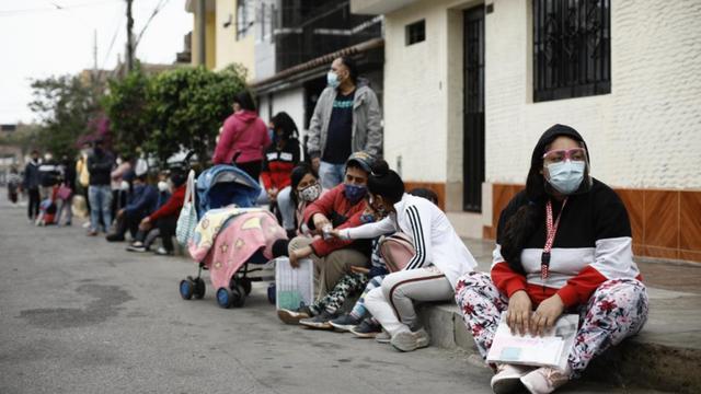 Vecinos esperando desde la madrugada para ser vacunados contra la difteria en Los Olivos. | Fotos: Joel Alonzo/ @photo.gec