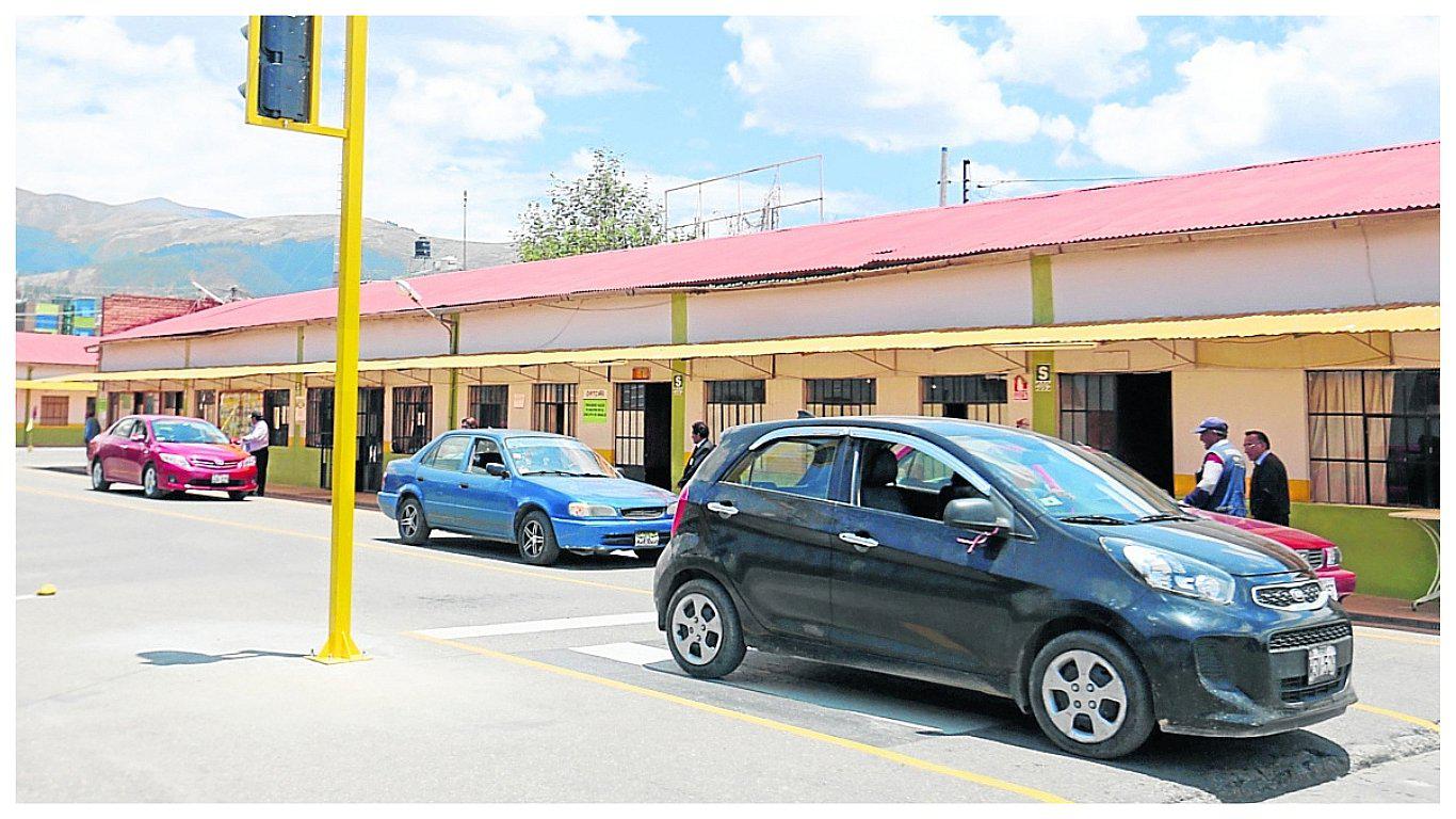 ​Suspenden exámenes para brevete en dirección de Transportes