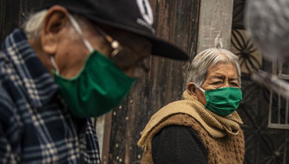 Ciudadanos mayores de 60 años del distrito de Santa Anita, Lima, protegiéndose por la pandemia (Foto: Ernesto BENAVIDES / AFP)