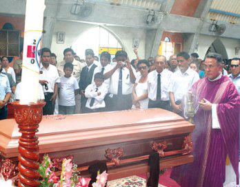 Multitudinario adiós a Roberto Calero