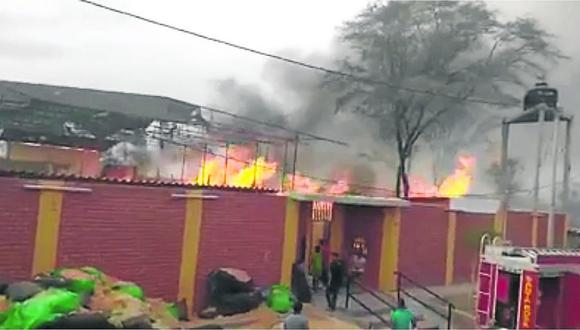Piura: Maderera arde en llamas y asustó a vecinos 