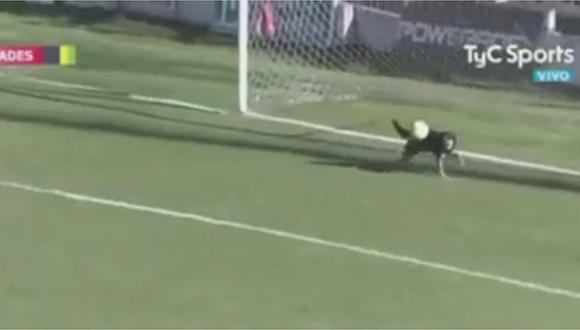 Arquero no podía impedir gol, pero perrito fue en su ayuda y atajó la pelota (VIDEO)