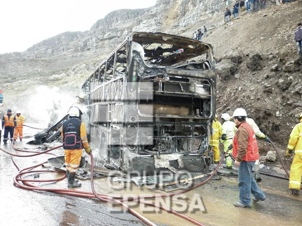 Así quedó el bus incendiado tras el choque con cisterna (FOTOS)