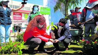 Ministra siembran árboles de la quina en Huancayo como parte de las actividades del Bicentenario