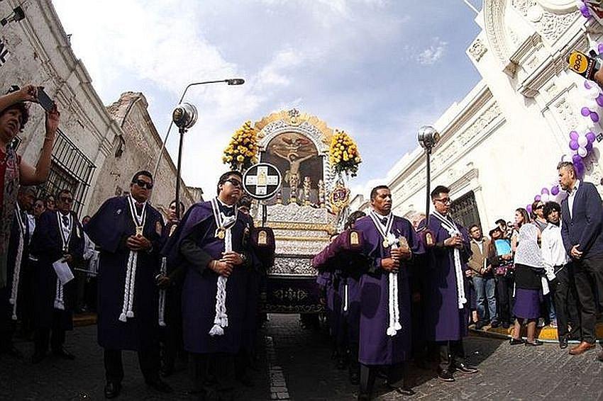 Todo listo para Procesión central del Cristo Morado 