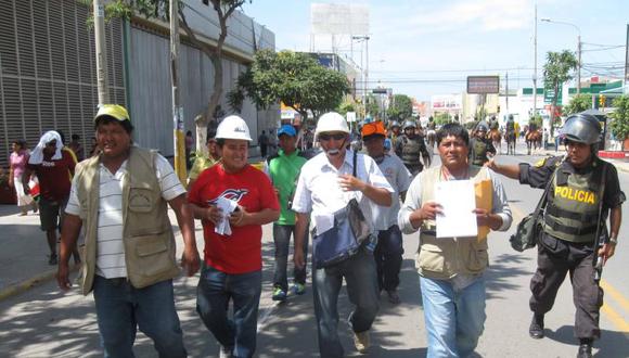 Obreros chongoyapanos exigen pago a consorcio