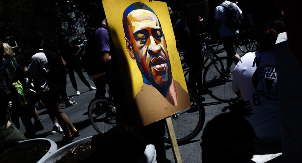 Una persona sostiene un cartel con un retrato de George Floyd en los escalones del Brooklyn Borough Hall durante una protesta de Black Lives Matter en Brooklyn, Nueva York, Estados Unidos, el 8 Junio ​​de 2020 (reeditado el 12 de marzo de 2021). (EFE/EPA/JUSTIN LANE).