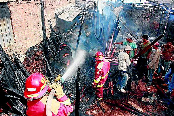 Piura: Una joven perece en incendio que afectó a 5 casas en A.H. de Sullana