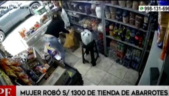 Cámaras de seguridad captaron el momento en que una mujer roba dinero en una tienda de abarrotes. Foto: captura América Noticias