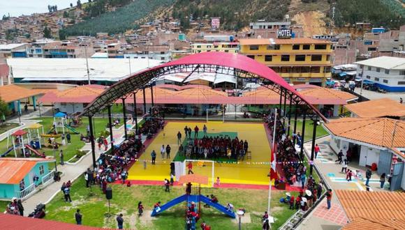 Se realizó el cambio total de la losa deportiva y graderías que benefician a más de 400 niños del Jardín N° 100 de Huamachuco.