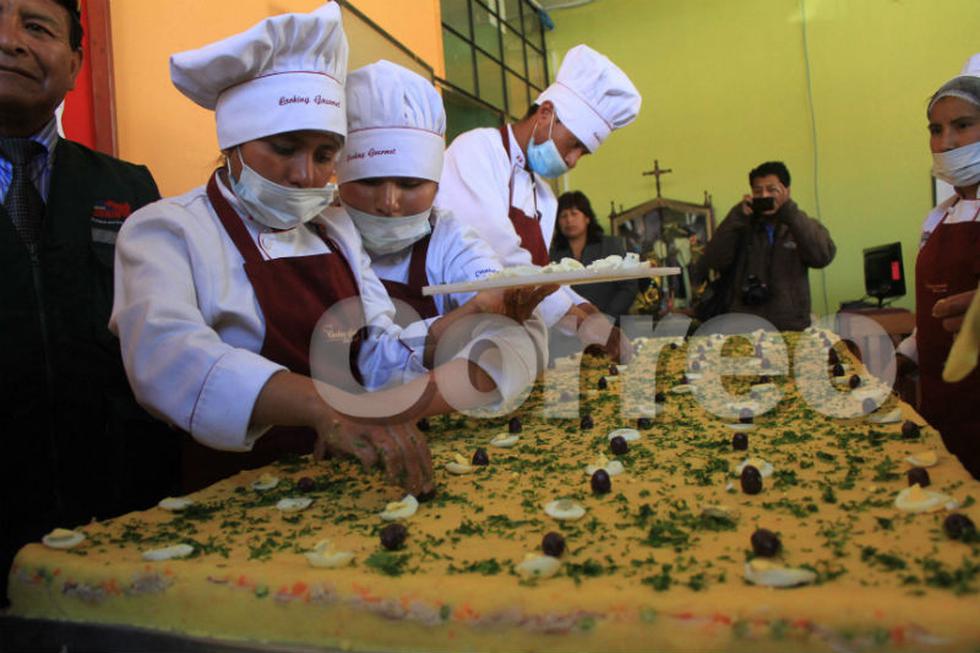 Usan 150 kilos de papa para preparar causa rellena más grande del mundo (FOTOS)