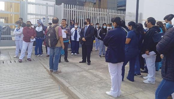 La Dirección de Recursos Humanos del Hospital Regional Hermilio Valdizán, en Huánuco, se negó a dar acceso a los trabajadores que debían ingresar y retomar sus labores/ Foto: Cortesía