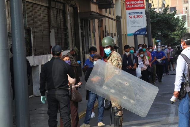 La Policía con apoyo de las Fuerzas Armadas, está imponiendo sanciones tanto a conductores de vehículos como a personas que no respetan las disposiciones sanitarias en mercados y paraderos.(Foto: Gonzalo Córdova)
