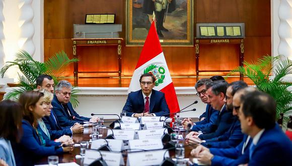 Martín Vizcarra recibió a representantes de la misión de observadores de la Unión Europea en Palacio de Gobierno. (Foto: Twitter)