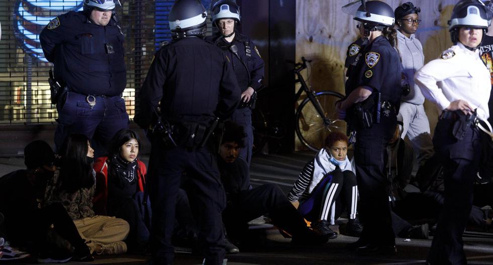Los agentes de la policía arrestan a los manifestantes después del toque de queda en Nueva York (Estados Unidos). (EFE/EPA/JUSTIN LANE).